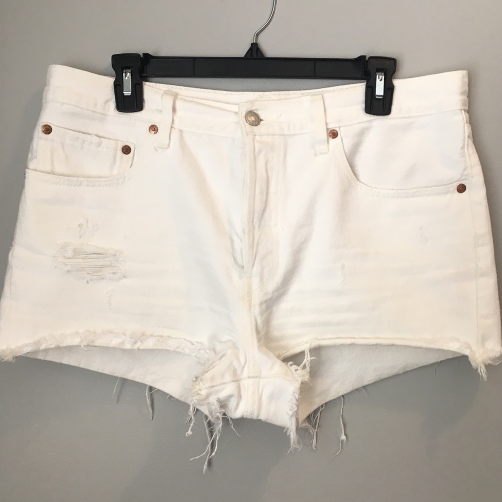 Levi’s 501 creamy white button fly short W31